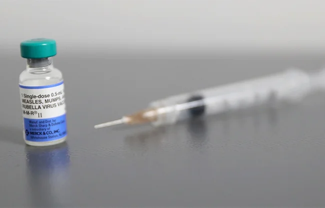 El director de la OMS subrayó que ‘las vacunas funcionan, son seguras y salvan vidas’, por lo que exhortó a recibir la dosis contra el sarampión.