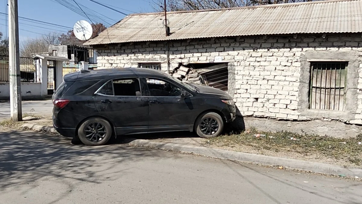Impacta mujer su vehículo contra vivienda en Múzquiz