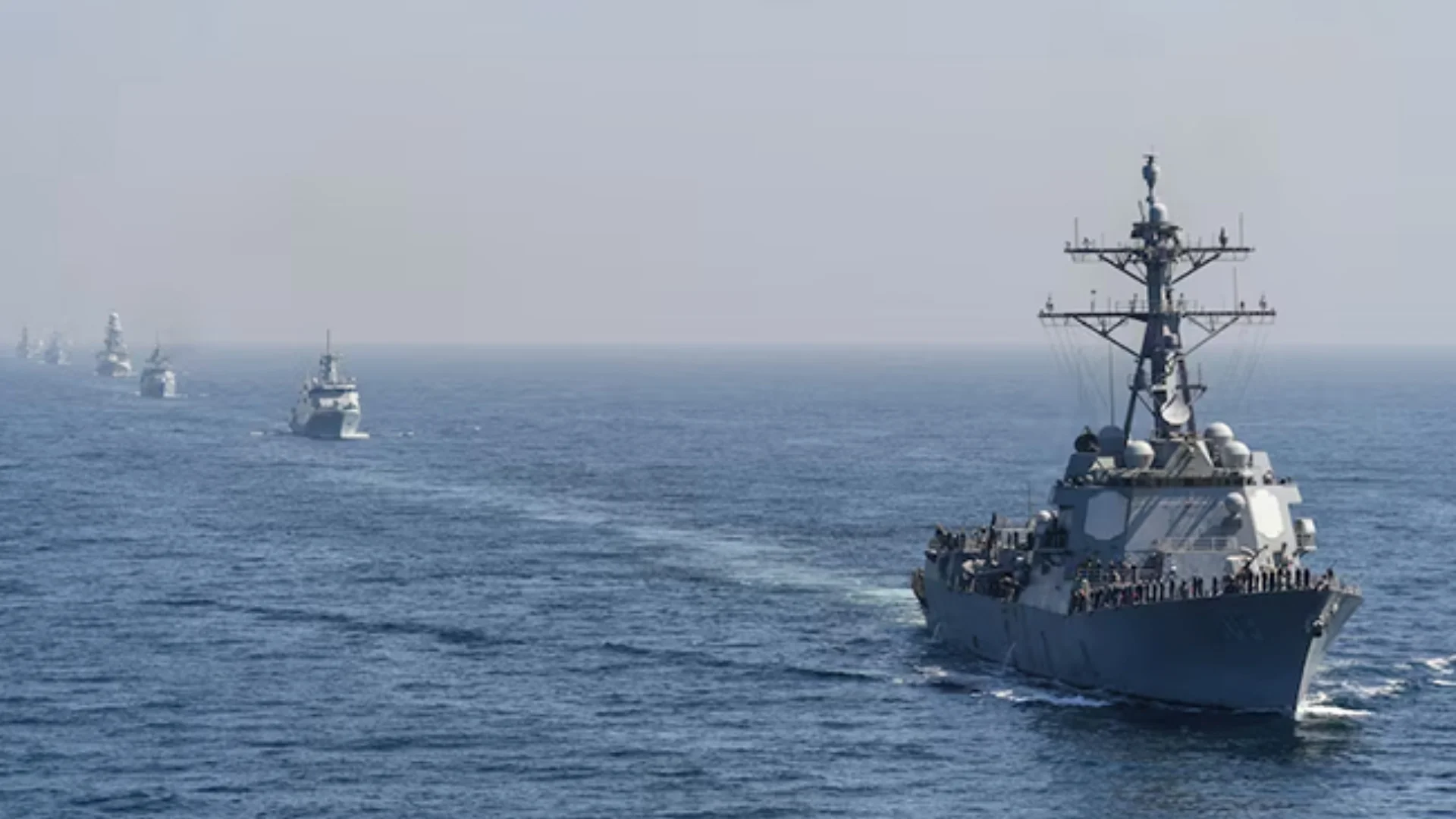 El destructor USS Truxtun y el buque de abastecimiento USS Supply colisionaron mientras el primero recibía una carga de suministros.