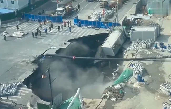 Un enorme socavón se abrió tras hundirse el suelo en las obras de una nueva línea del Metro de Shanghai, China