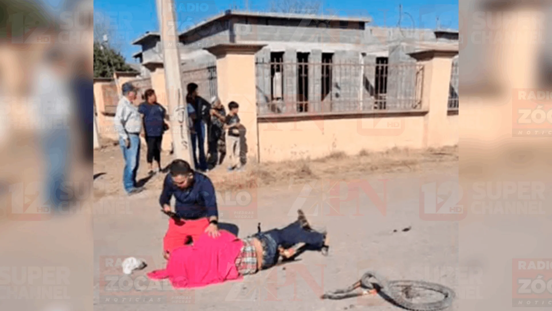 El lesionado fue identificado como Carlos Tomás López, quien, al ser impactado por la veloz camioneta, se presume que sufrió fractura de pelvis.