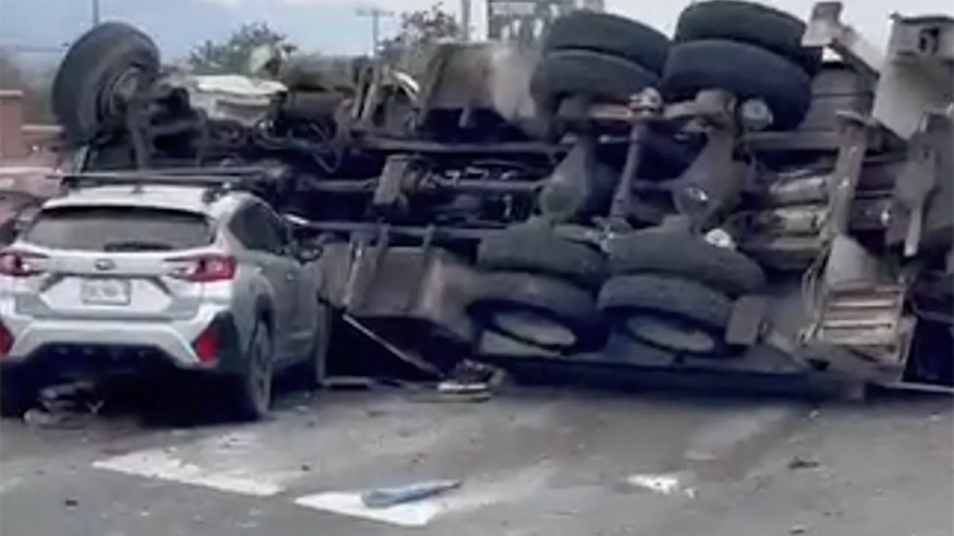 Choque entre camión y camioneta colapsa la Carretera Nacional, en Monterrey