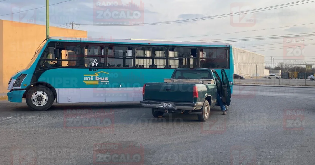 Camioneta invade carril y provoca choque contra ruta urbana