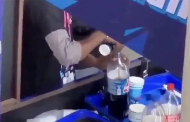 Vendedores rellenan botellas con refresco de vasos usados en estadio