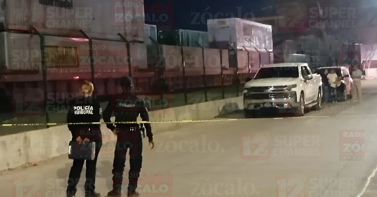 Hallan persona sin vida al interior de vehículo en colonia Bravo de Piedras Negras, autoridades acordonan la zona para investigar.