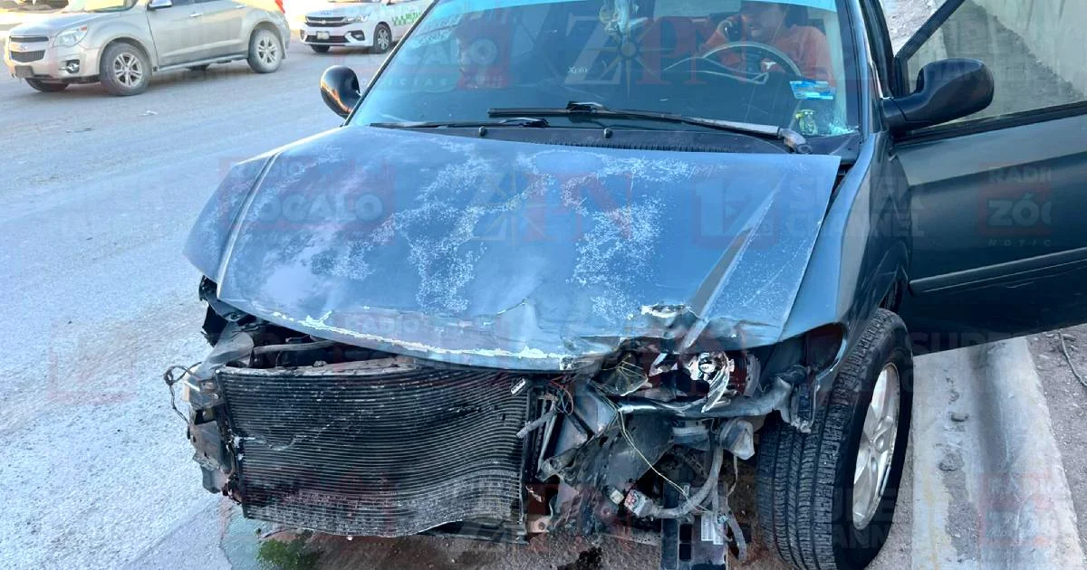 Impactan camionetas en transitado cruce