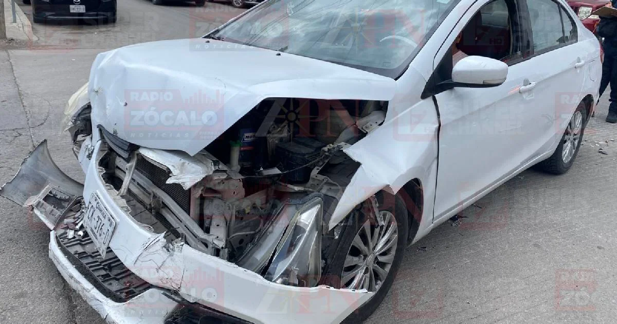 El vehículo afectado recibió el golpe en el costado izquierdo.