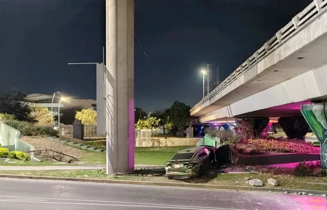 Muere joven conductor tras chocar contra jardinera en San Nicolás, NL; hay 3 lesionados