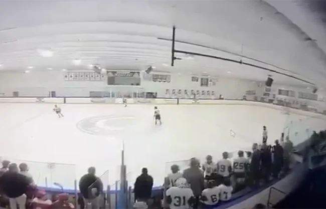 Tres personas, incluido el sospechoso y una pequeña niña (que se presume era su hija), murieron el lunes durante un tiroteo en un partido de hockey juvenil en Rhode Island