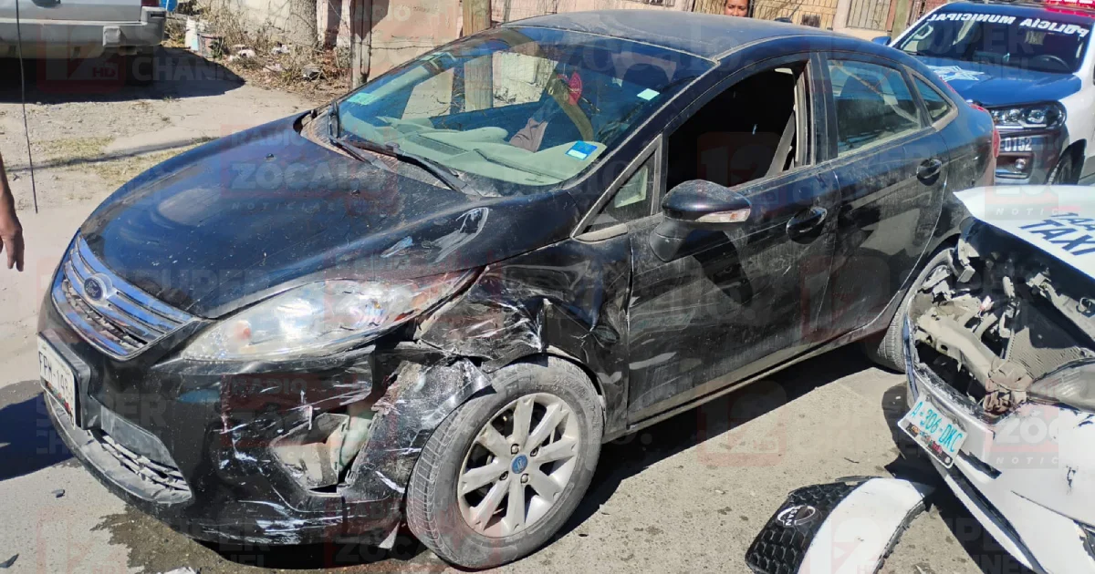 Pasajera de taxi sufre lesiones en percance vial