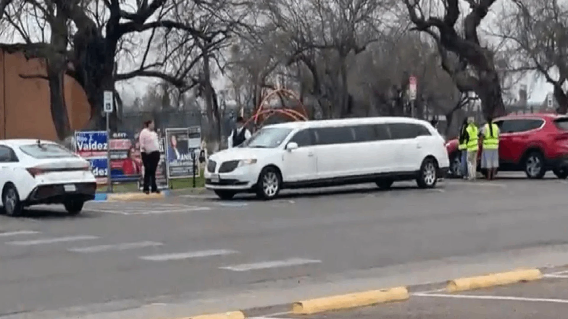 Los llevan al centro de votación y posteriormente los retornan a sus domicilios.