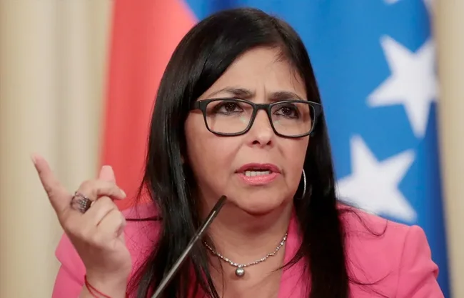 Trump atribuye a la política la defensa de Maduro hecha por Delcy Rodríguez y dice entenderla