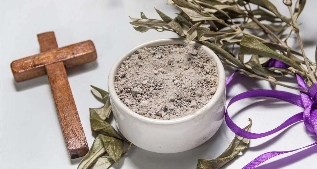 Este 18 de febrero, los fieles católicos inician la Cuaresma con la imposición de la ceniza, más allá de un rito, es un símbolo de humildad y preparación para la Semana Santa.