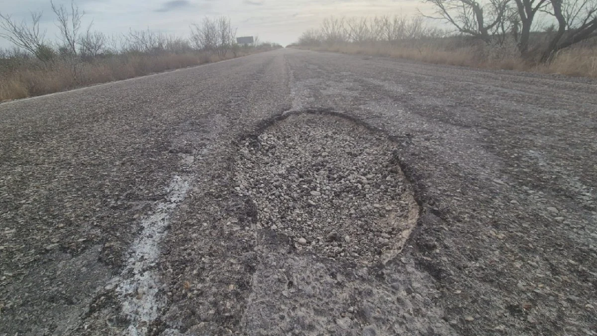 Extraen ilegalmente materiales del río San Antonio y dañan la carretera sin que autoridad alguna los sancione