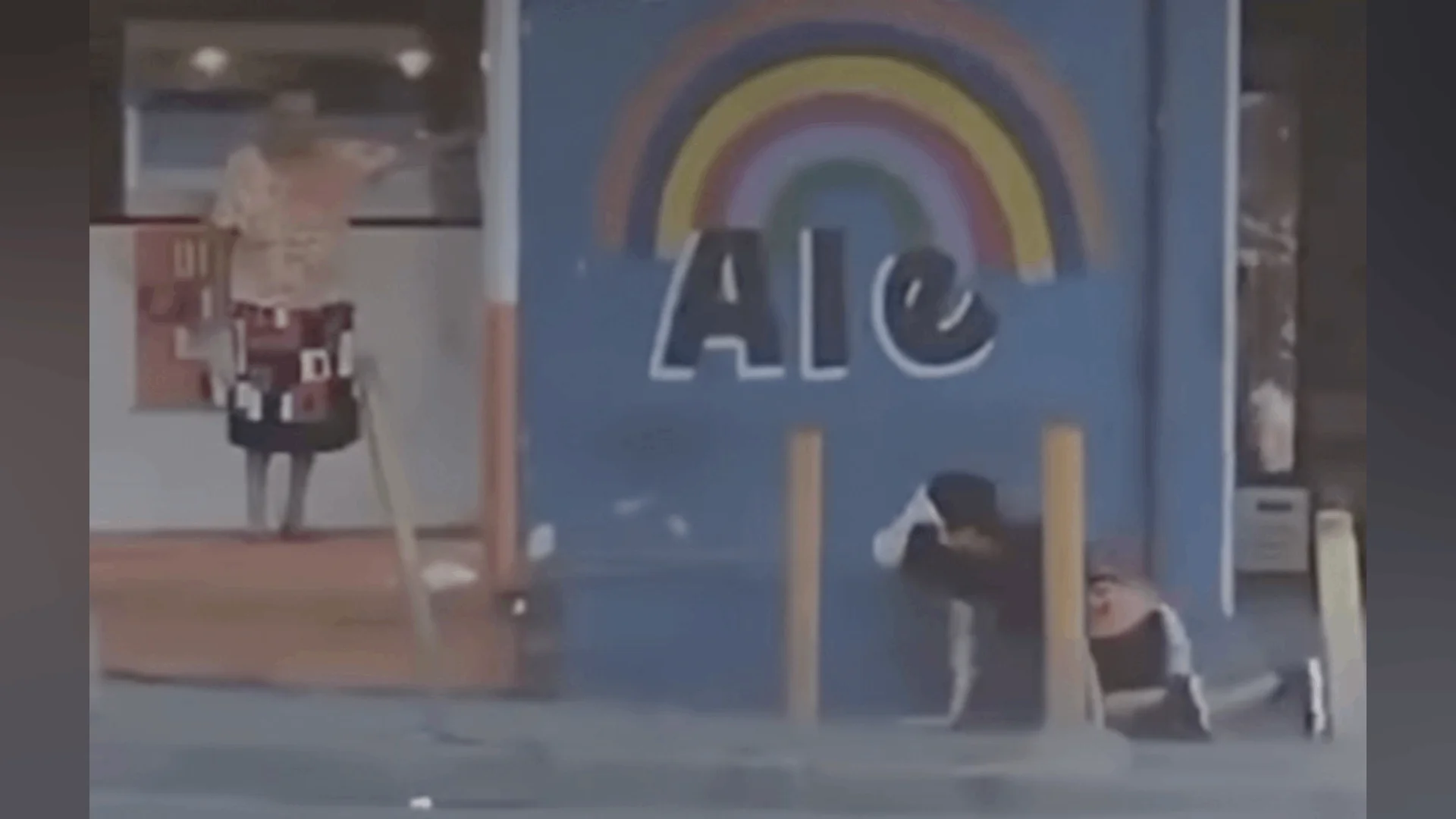 Una señora de la tercera edad fue captada en video lanzando agua a una persona identificada como “therian.