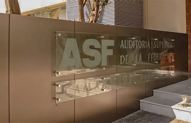 Gastos en limpieza y cursos presentan inconsistencias; auditoría advierte posible daño al erario.