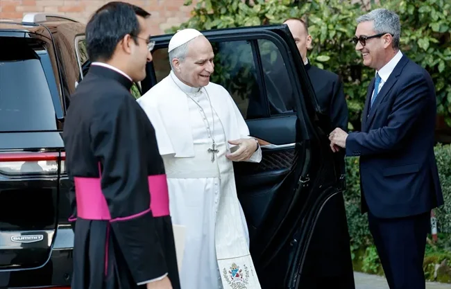 El papa sigue de nuevo los pasos de Francisco, quien el 8 de julio de 2013 decidió que su primer viaje fuera a la pequeña isla siciliana