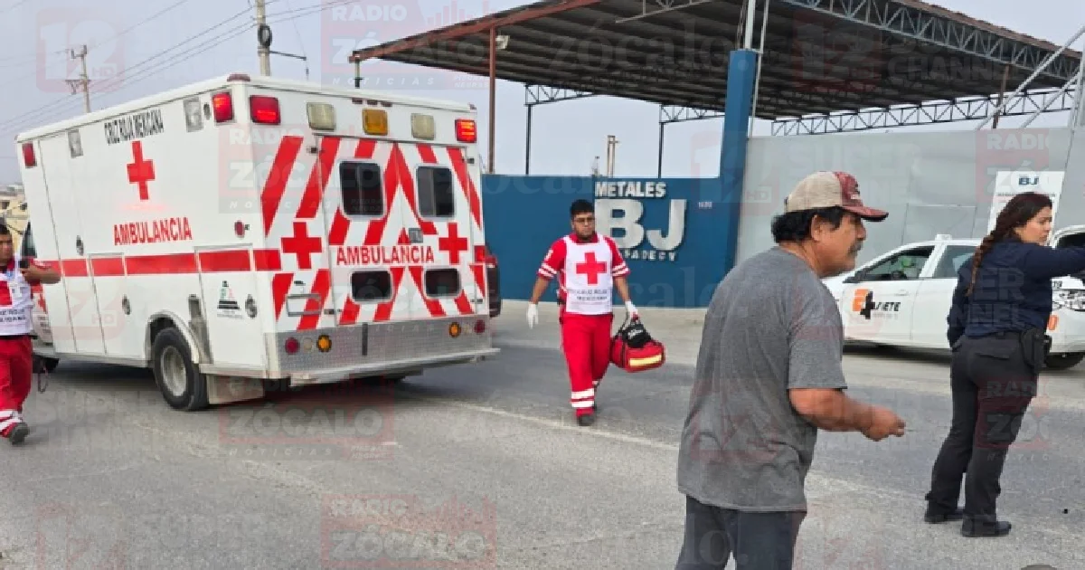Taxista realiza vuelta en U y causa choque con motociclista