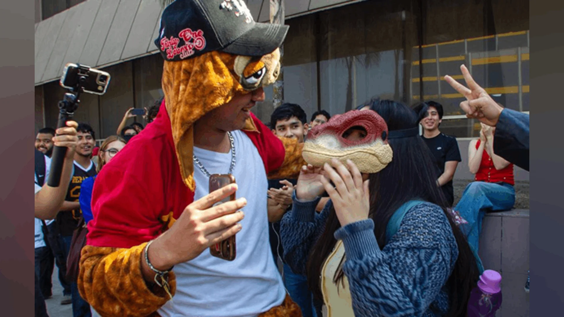 La convivencia therian convocada en la UANL reunió solo a dos jóvenes, mientras la universidad y Parque Fundidora negaron permisos.