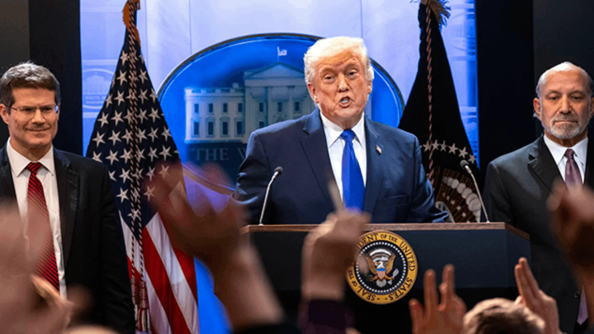 Chocan Corte y Trump; anuncia arancel de 10%