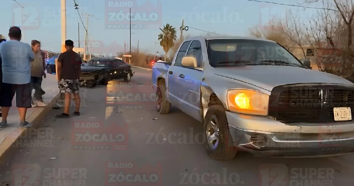 Se pasa alto y provoca aparatoso choque en la colonia El Edén