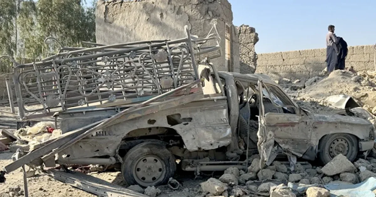 Según las autoridades afganas, los bombardeos alcanzaron zonas residenciales en el este del país, donde varias viviendas