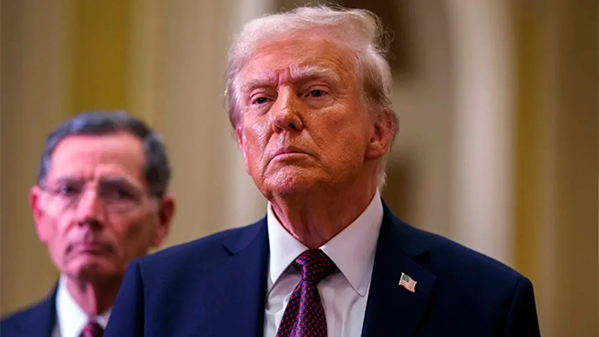 El presidente de EU no dudó en expresar su enojo por el fallo de la Corte Suprema que declaró como ilegales sus aranceles globales.