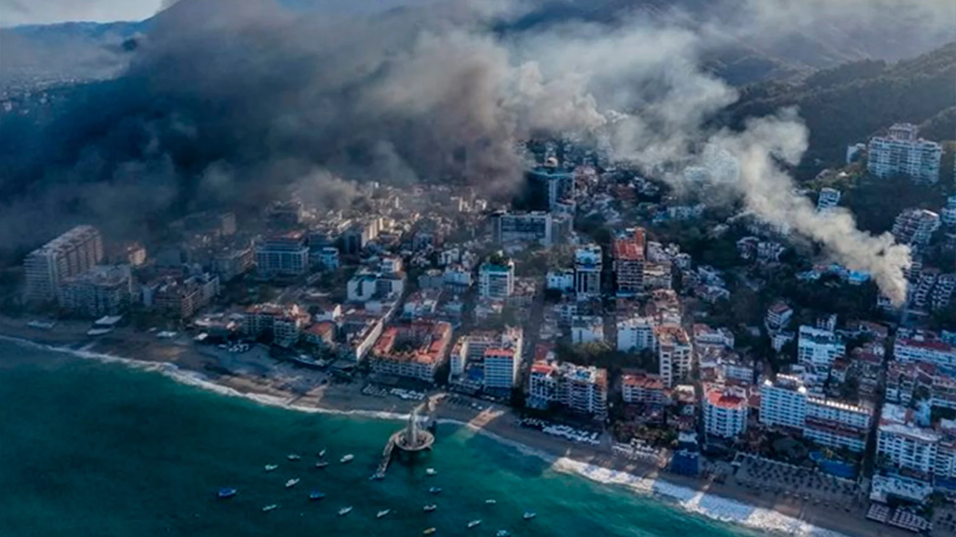Así se ven las columnas de humo por quema de vehículos en Puerto Vallarta