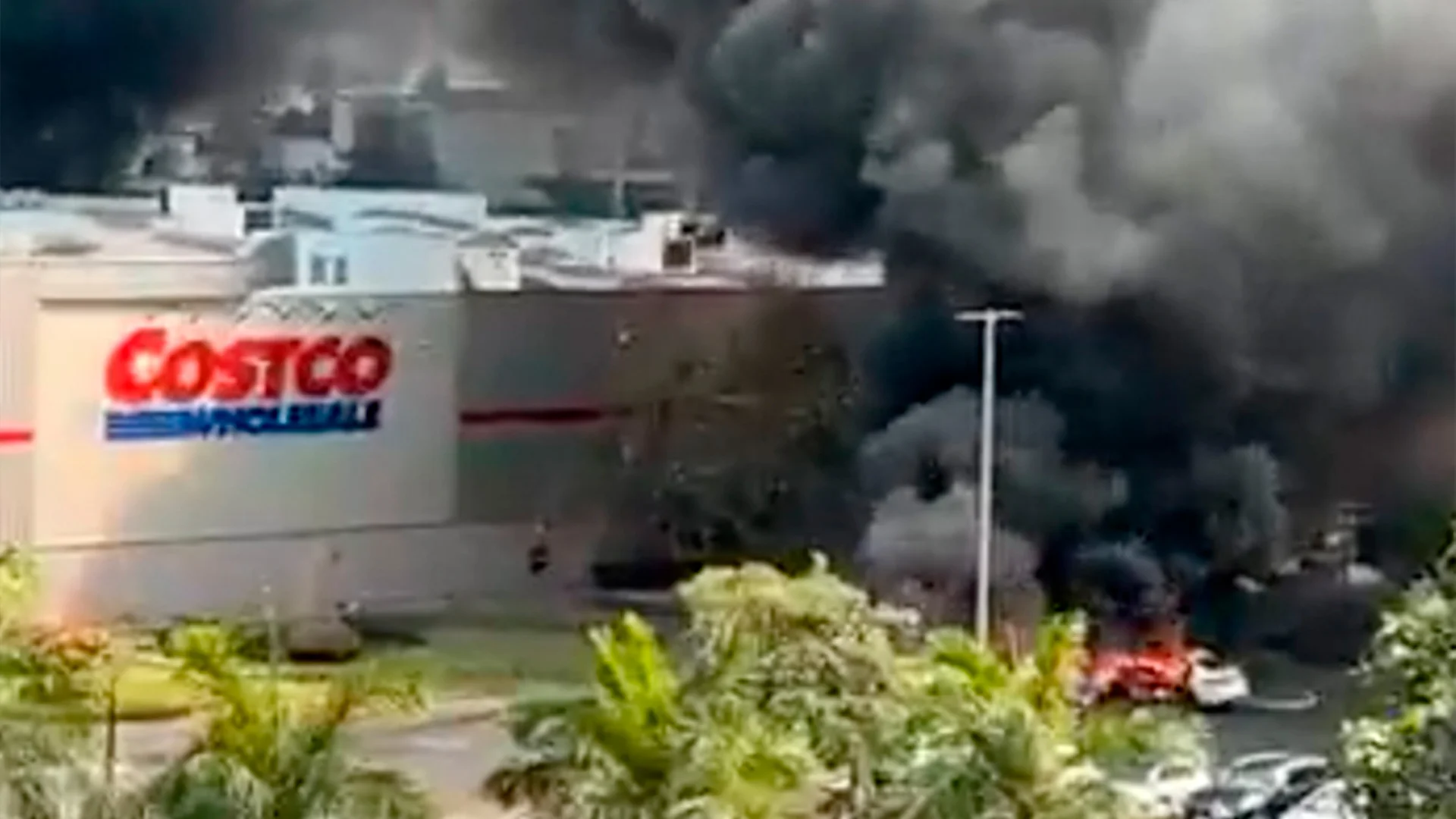Reportan incendio provocado en Costco y vehículos calcinados. Autoridades activan alerta y piden que no salgan de casa.
