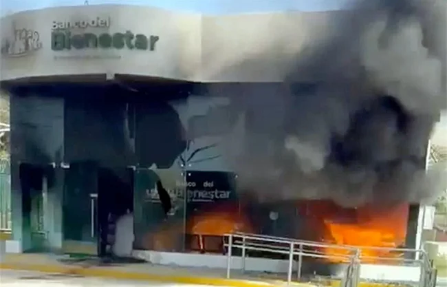 Queman 20 bancos del Bienestar en Jalisco tras abatimiento de ‘El Mencho’