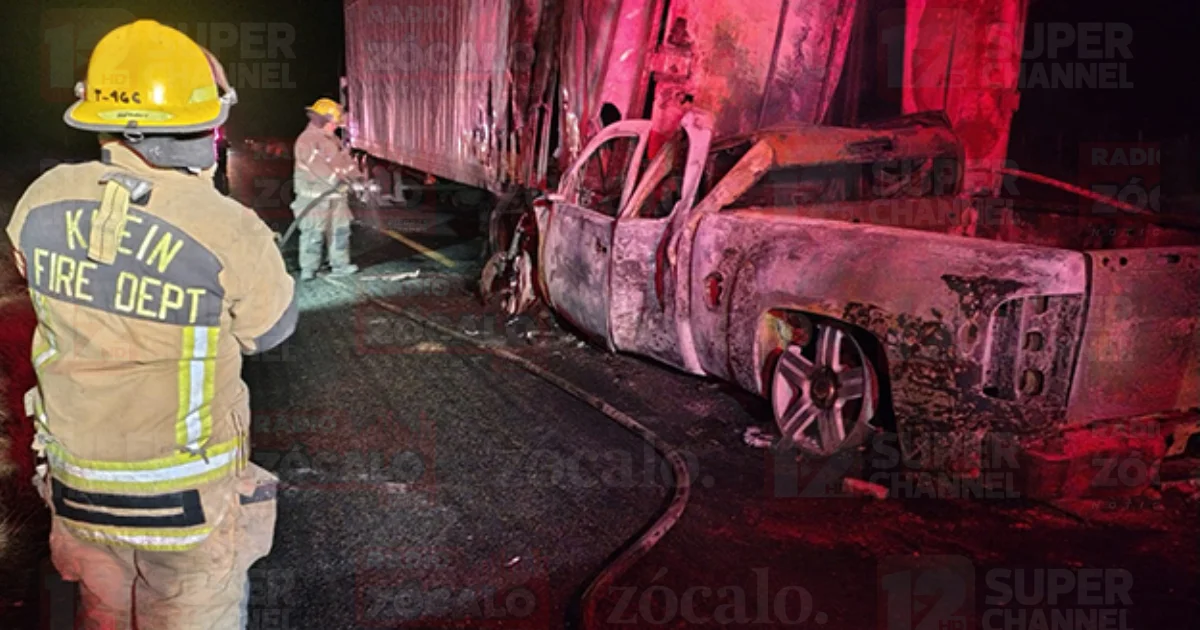 El operador del tráiler intentó apoyar a las personas atrapadas dentro de la camioneta, pero esta comenzó a incendiarse y ya no pudieron rescatarlas.