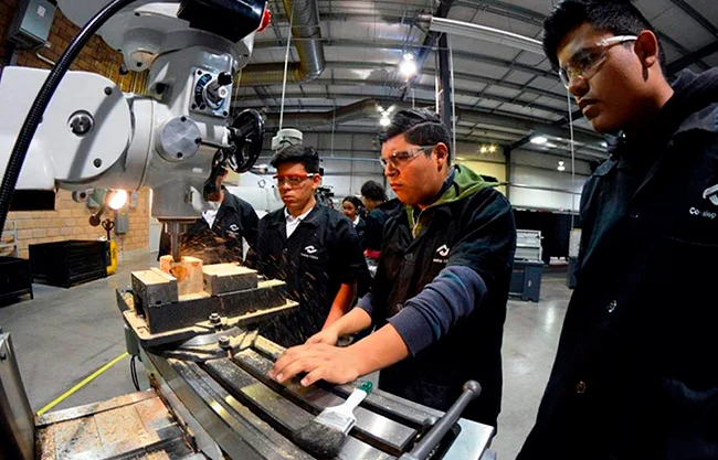 La industria regional ya se prepara para la implementación de la reducción de la jornada laboral, que iniciará de manera gradual en 2027.