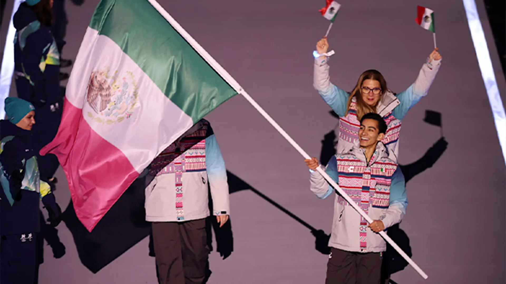 La delegación mexicana se despidió de los Juegos Olímpicos de Invierno con la Bandera tricolor en la Clausura.
