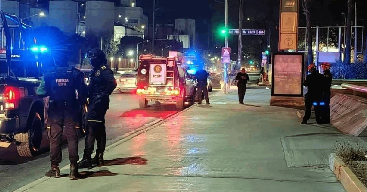 Autoridades acordonaron el área e investigan el caso como posible suicidio. El servicio no se vio interrumpido de manera prolongada.