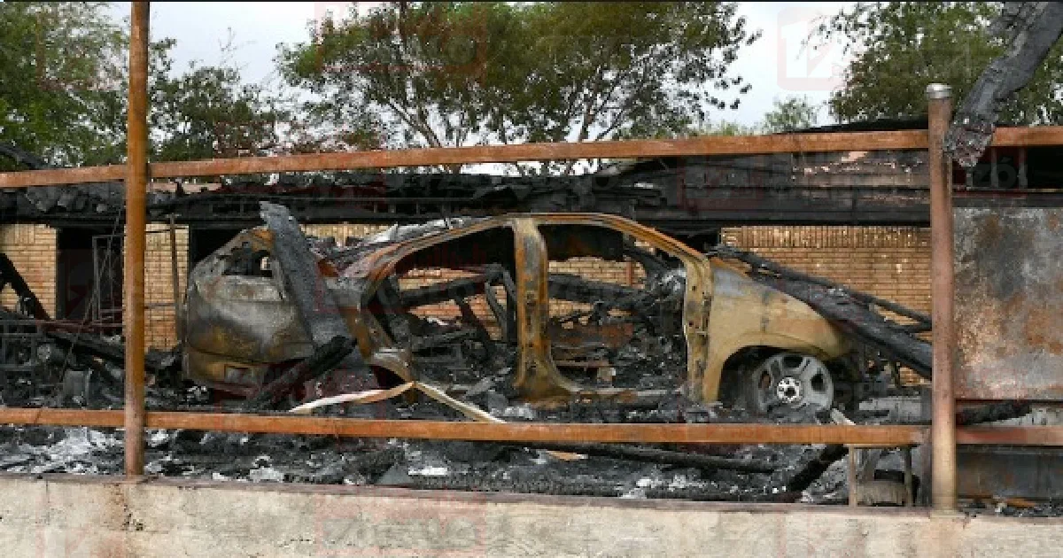 La patrulla quedó totalmente destruida durante un incendio domiciliario
