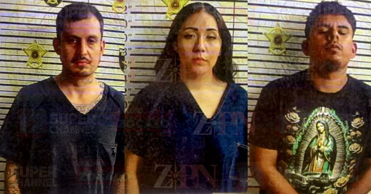 Durante la inspección del vehículo, oficiales localizaron una bolsa con droga oculta debajo del asiento trasero.