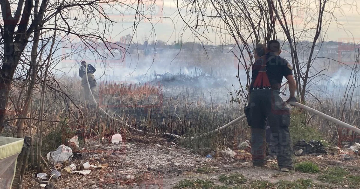 El fuego consumió maleza y desechos acumulados en el terreno.
