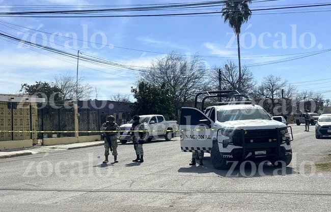 Tres hombres fueron detenidos por fuerzas federales luego de que autoridades irrumpieran en una vivienda señalada por venta de droga.