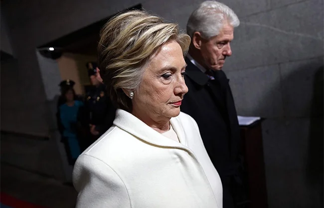 La ex secretaria de Estado declara a puerta cerrada ante el Comité de Supervisión. Su esposo, el ex presidente Bill Clinton está citado para mañana