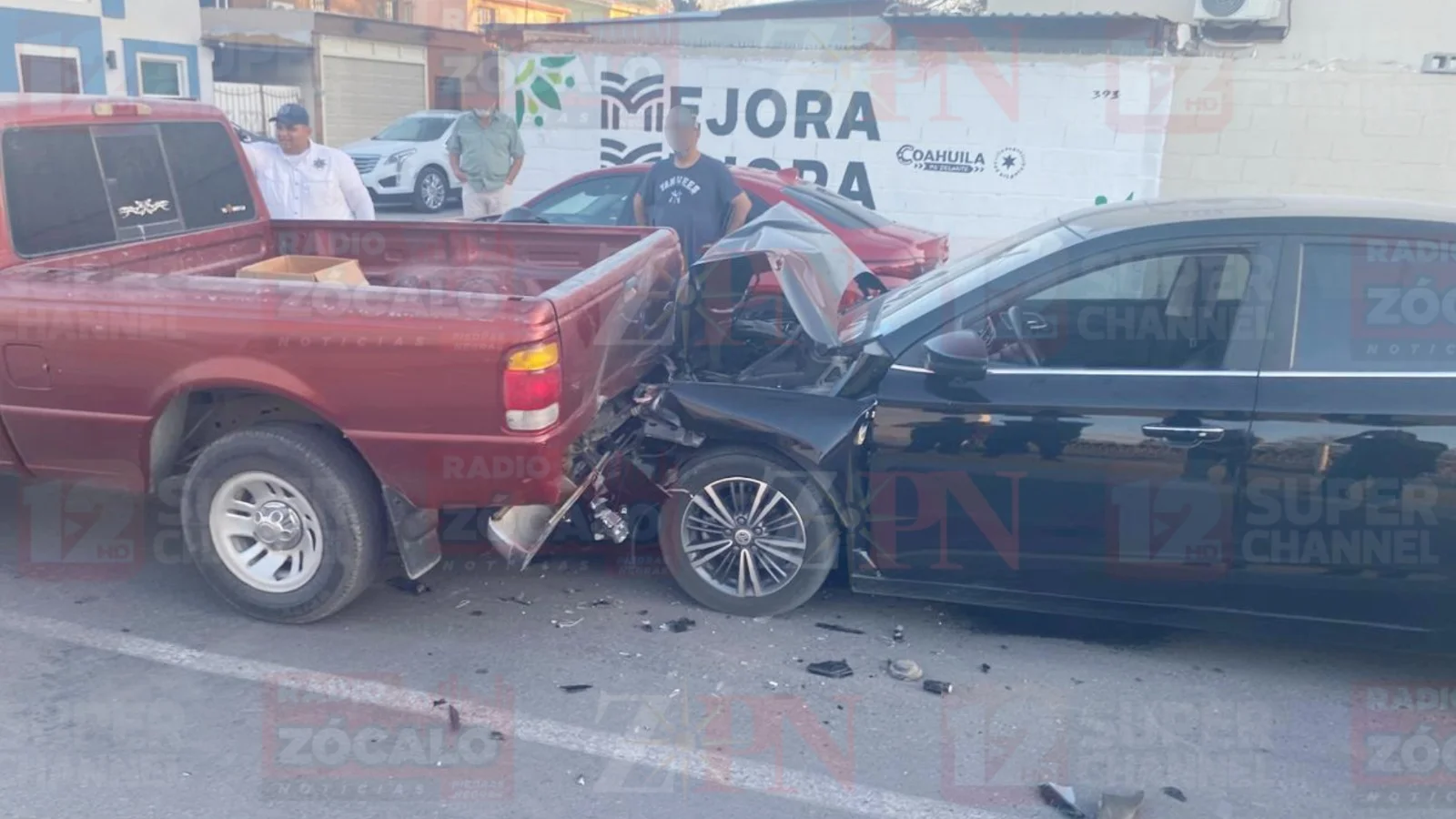 Un auto MG color oscuro sufrió fuertes daños materiales luego de prácticamente deshacer su cofre contra una camioneta. No notó que estaba detenida.