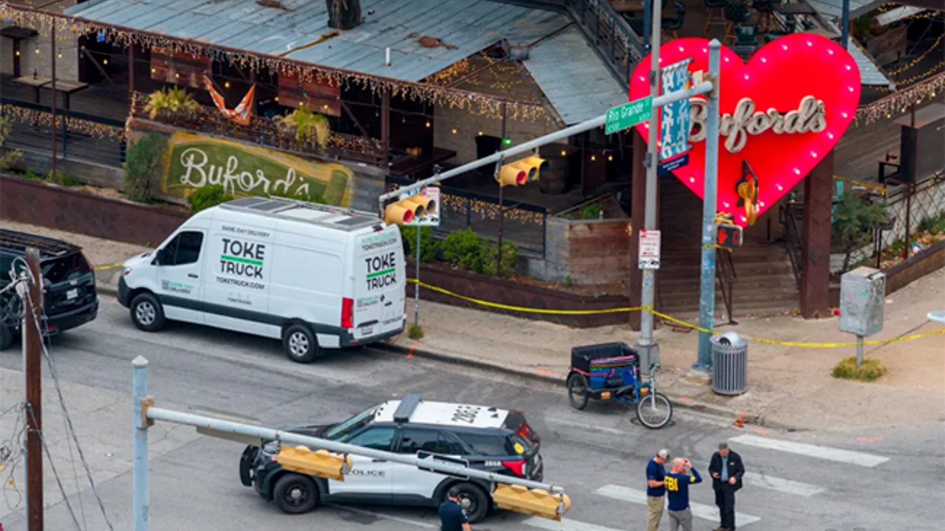 El sospechoso dio varias vueltas al bar con una camioneta, desde donde disparó con una pistola antes de salir armado con un rifle, indicó la Policía.