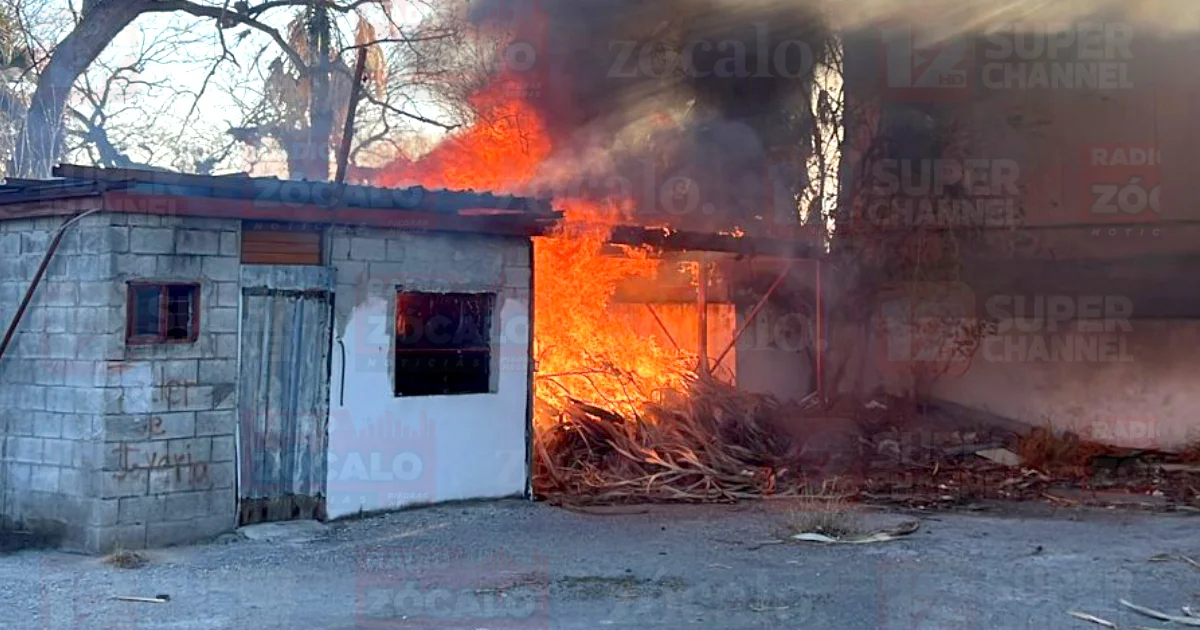 Incendio consume vivienda abandonada en el centro de Piedras Negras. Bomberos controlan las llamas tras una hora de trabajo, evitando que se propagara a más estructuras.