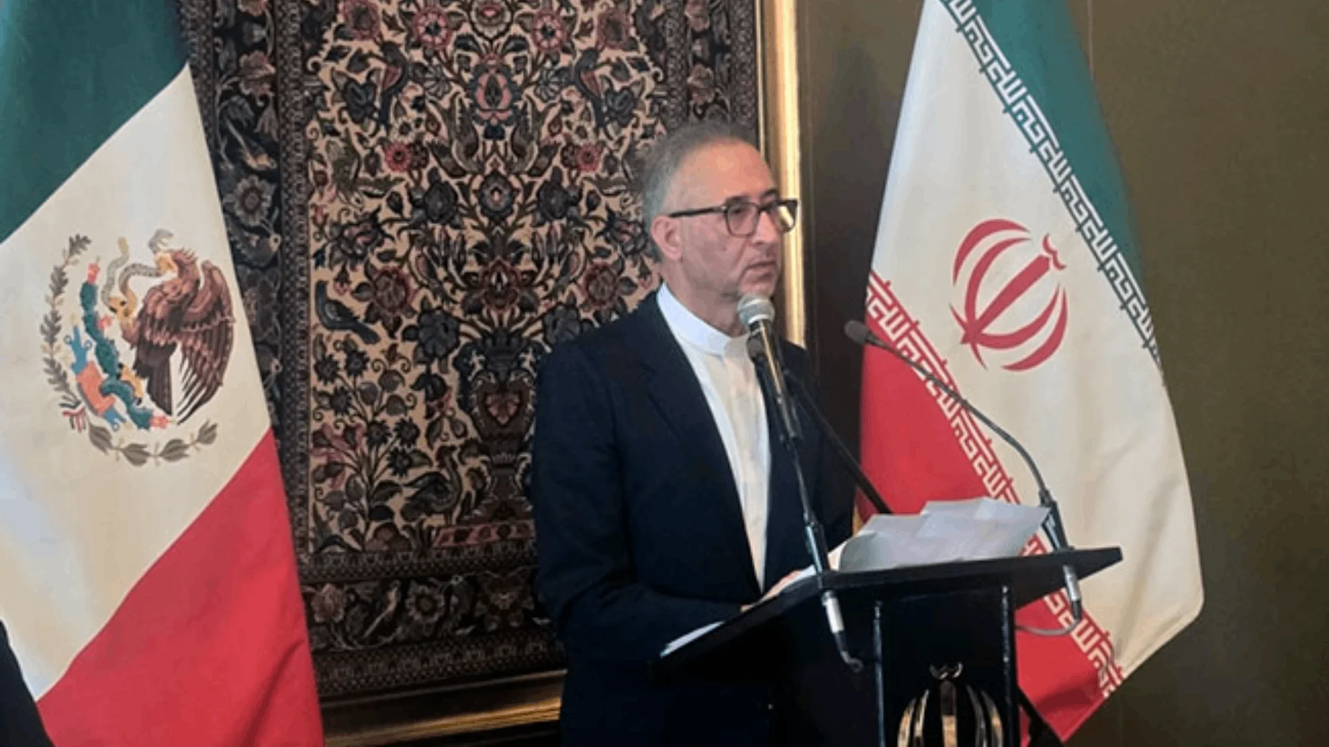 Caos informativo en Irán, medios estatales reportan muerte de Jamenei, pero su embajada lo niega. Sugieren colapso de comunicación o confusión.