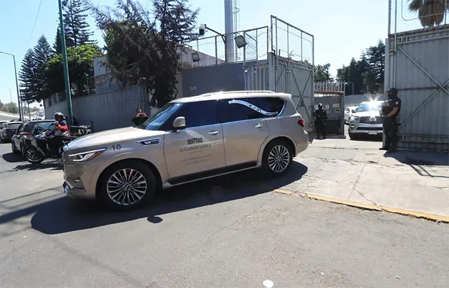 Desde alrededor de las 10:00 horas se reportó la llegada de unidades de la funeraria a las instalaciones federales