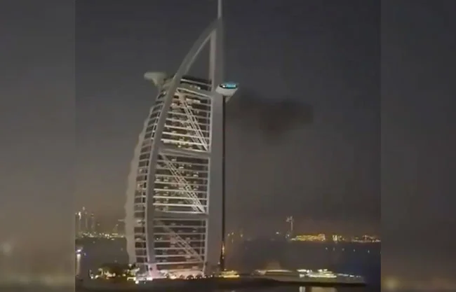 Tras el ataque de los iraníes hay reportes del hotel de lujo Burj Al Arab sufrió un ataque de dron