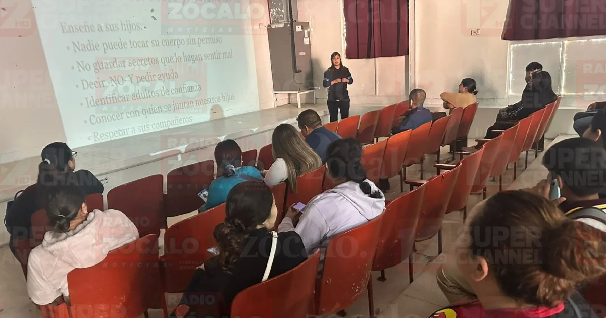 Policía participa en actividades educativas y foros juveniles