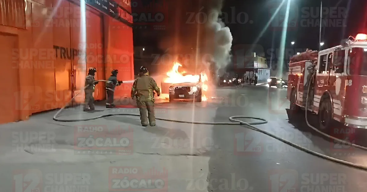 Fuego devora camioneta en el Libramiento José de las Fuentes