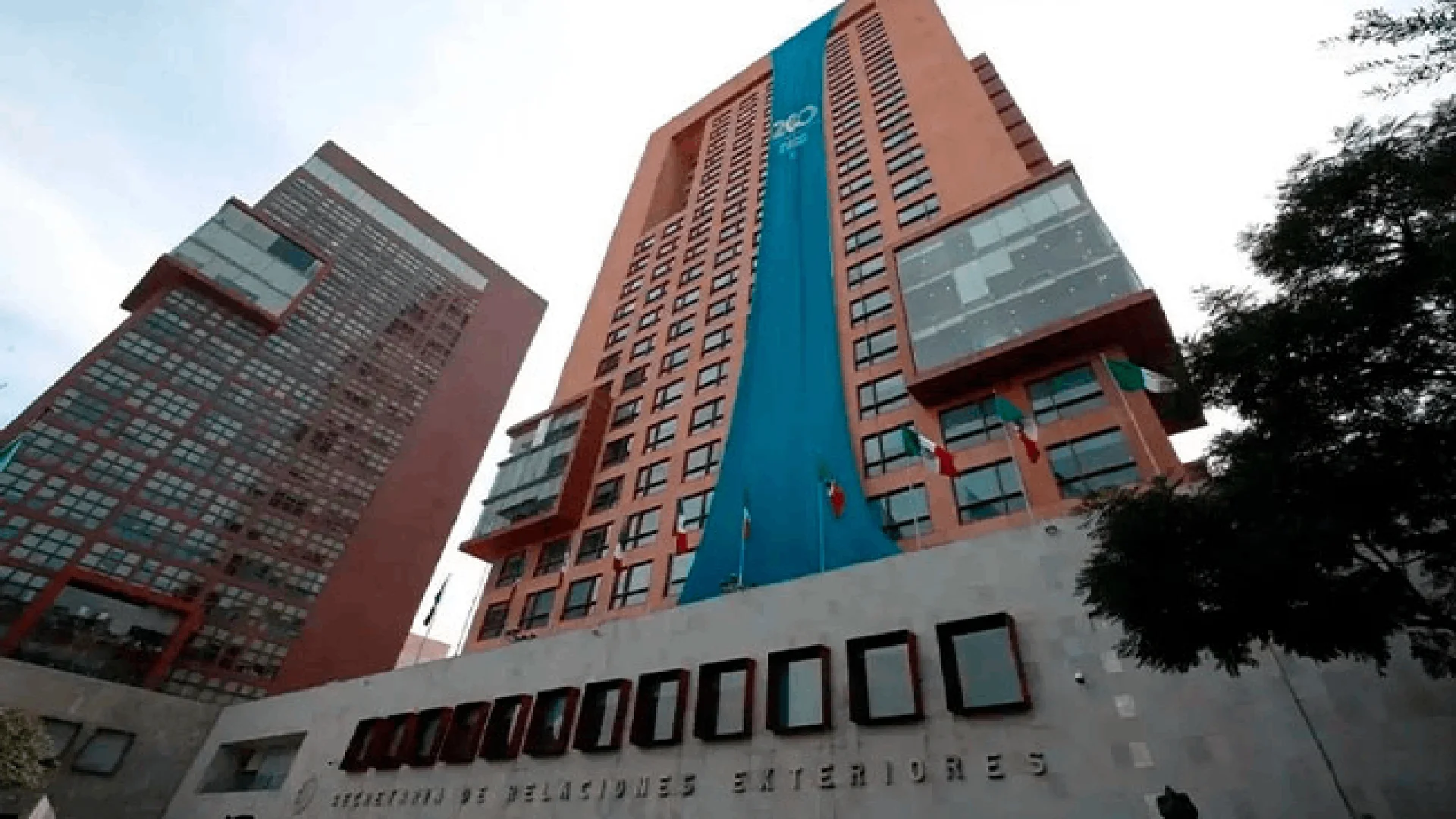 Se estima que en la zona se encuentran cerca de 7,000 ciudadanos mexicanos, entre residentes permanentes y turistas en tránsito.