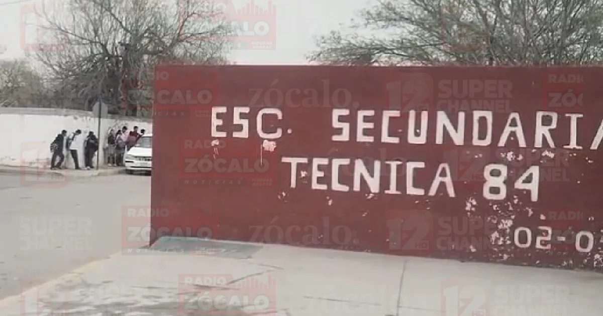 Denuncian que alumnos de la Técnica 84 son obligados a esperar en la calle