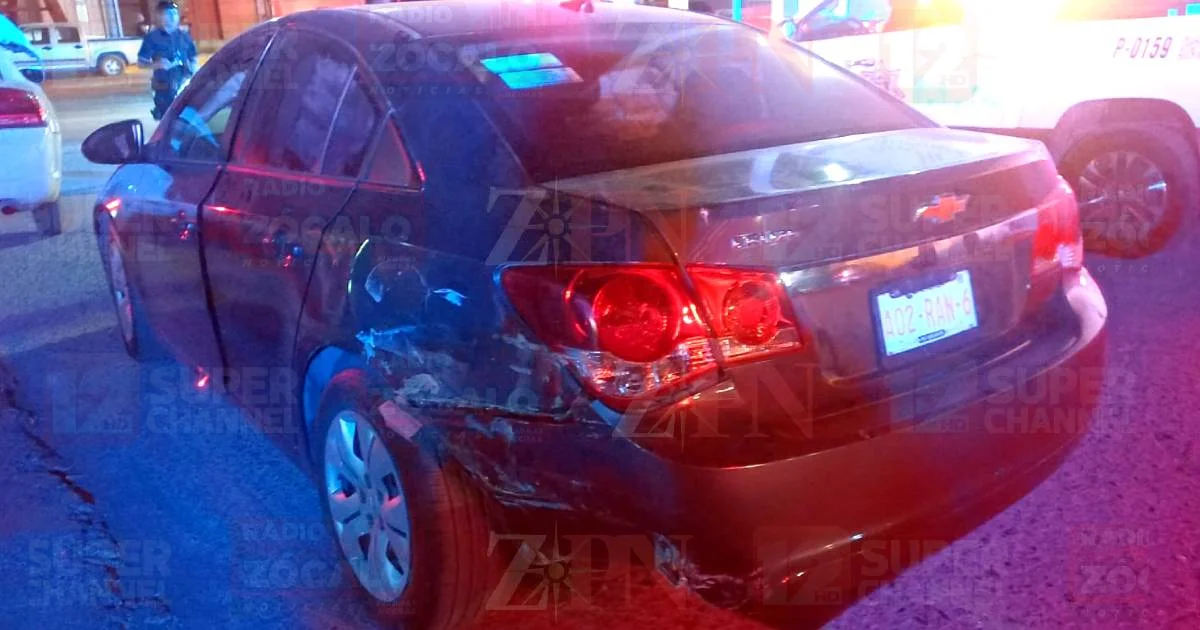 Provoca accidente al atravesarse en vía principal